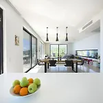 White House 4*