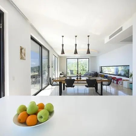 White House 4*